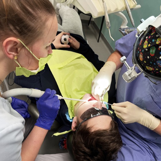 Bezstresowe leczenie stomatologiczne dziecka pod opieką lekarza dentysty i asystentki w SmileUp Bielany