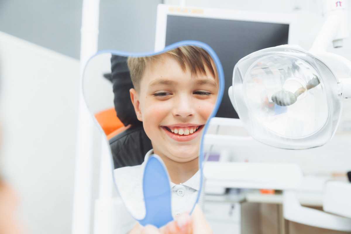 Chłopiec w gabinecie dentystycznym w Warszawie