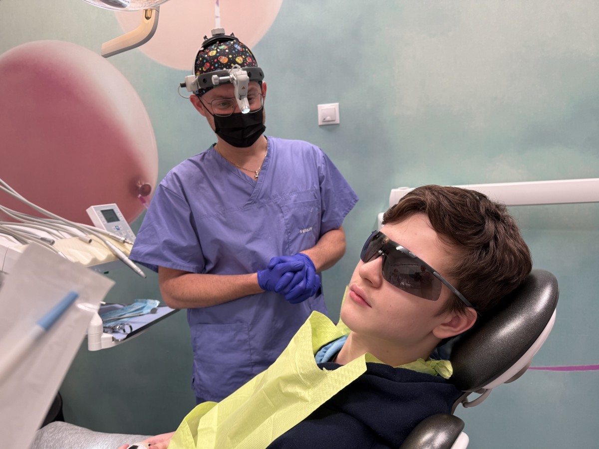 Periodontologia Warszawa - uśmiechnięty chłopak w gabinecie Smile Up